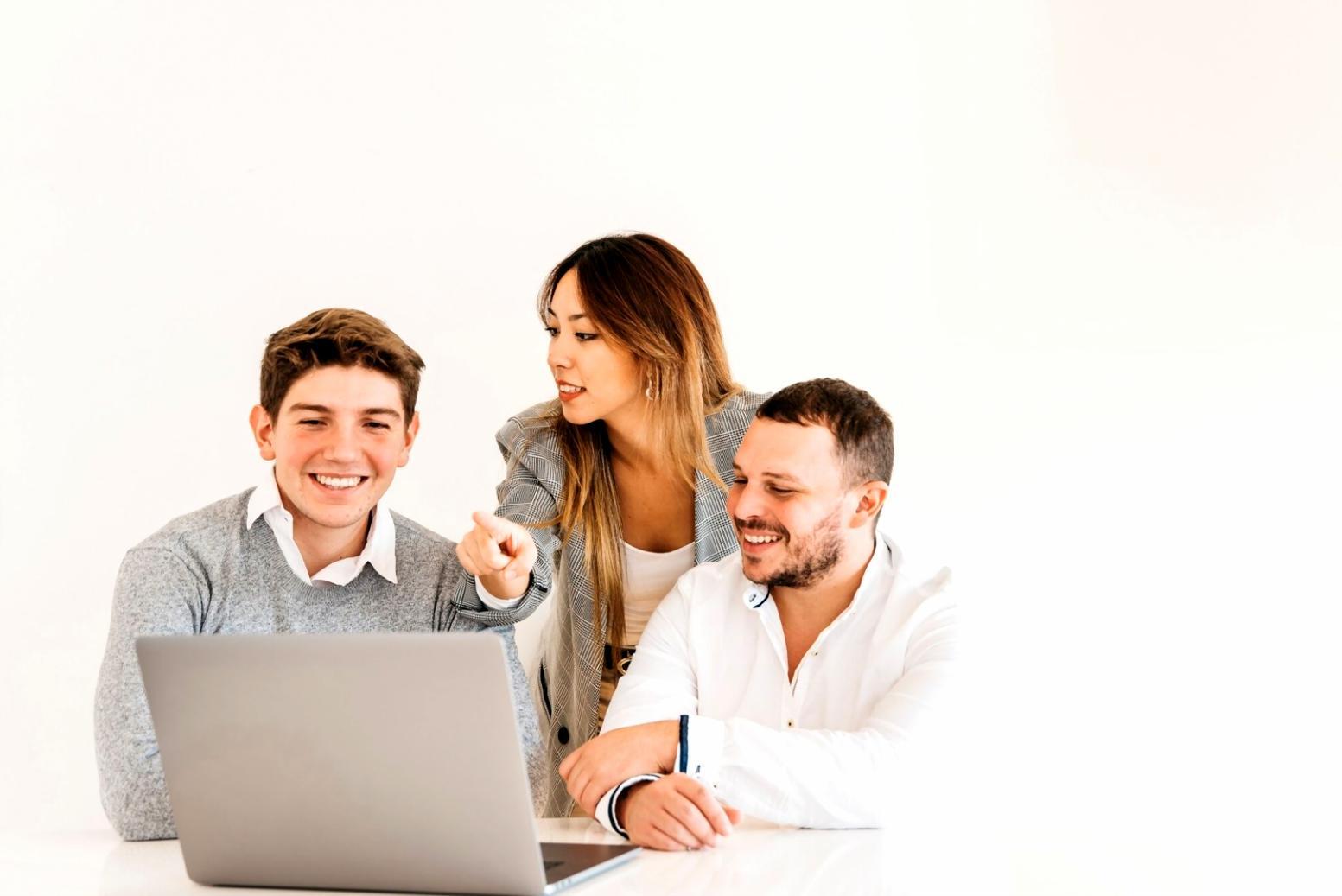 Interface de análisis financiero con métricas automatizadas